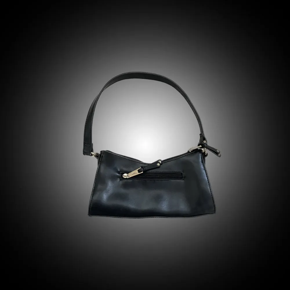 svart handväska i skinn från fiorelli. Väskor.