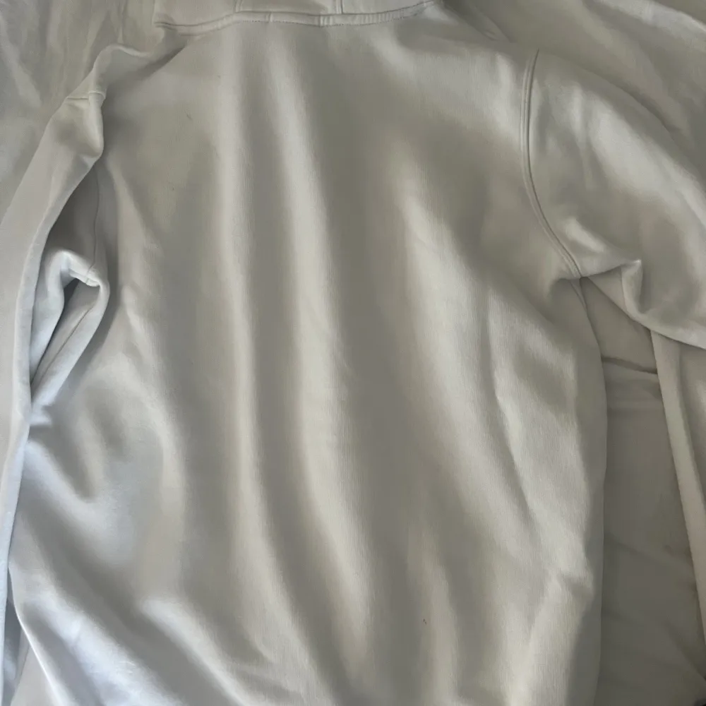 Fin vit sail racing hoodie, en liten knappt synlig fläck på bröstet. . Hoodies.