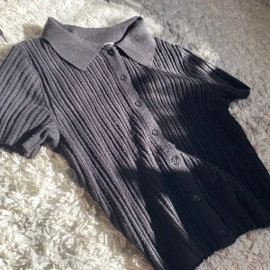 T-shirt med knappar - Jättesöt ribbad t-shirt med knappar och krage🩷