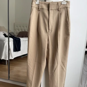 Kostymbyxor gina - Helt nya kostymbyxor från Ginatricot. Bälte ingår även. 