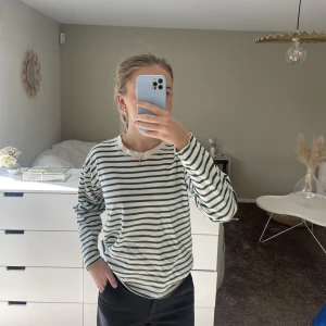 Randig tröja från zara  - Långärmad tröja med grön och vit färg. Inte använd många gånger. Köparen står för frakten:)