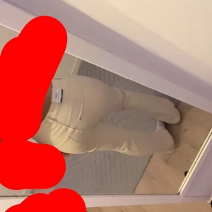 Vita Jesns  - Dom är oanvända tappade bort kvitto så kan inte lämna tbx dom är väldigt finns på 