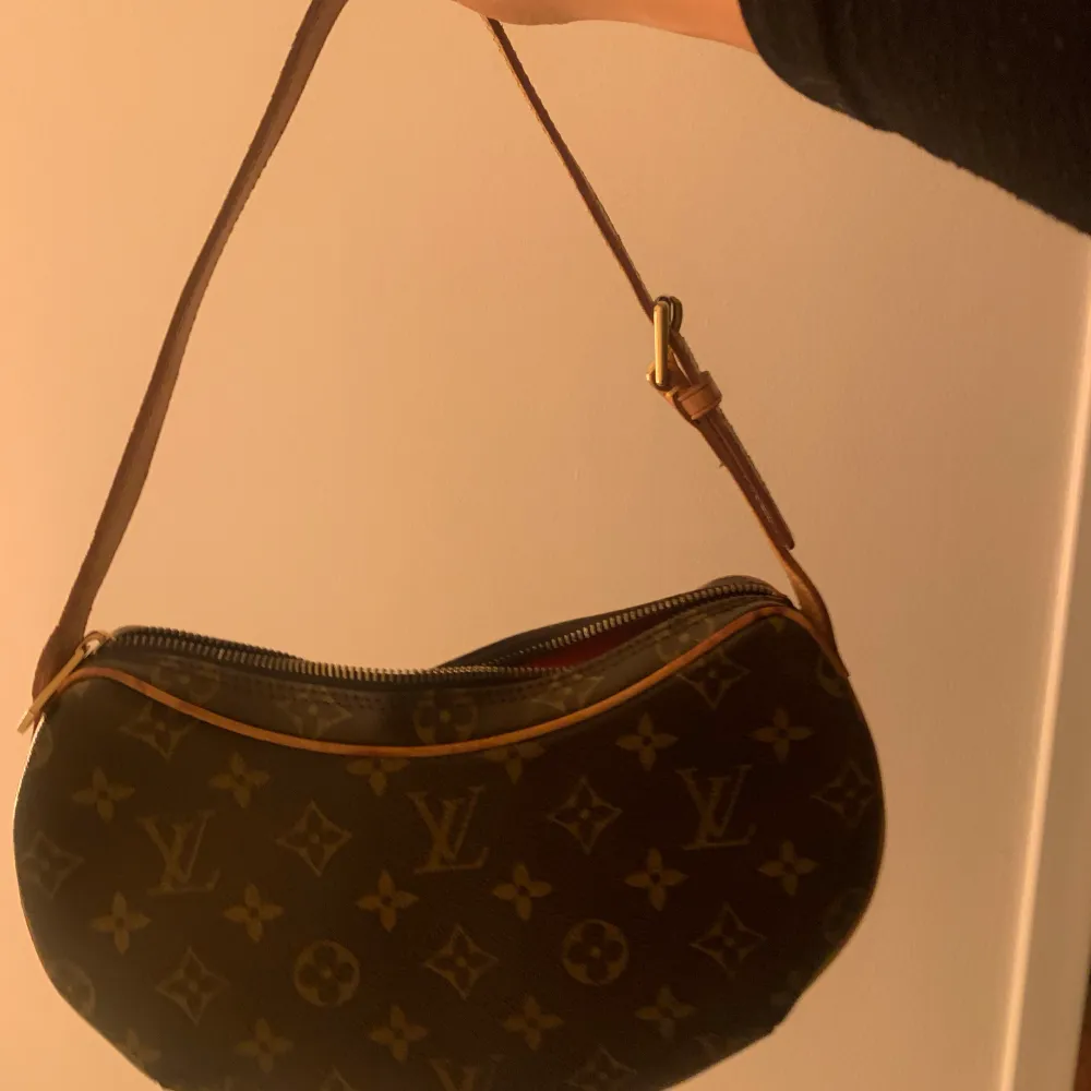 Säljer min super trendiga väska från Louis Vuitton, jag köpte den i fjol från Vestiaire för 16 000kr.   Jag är inte riktigt säker på måtten men vid intresse kan jag skicka fler bilder och kika på storlek🥰. Accessoarer.