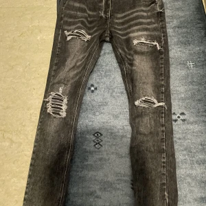 King wills dream jeans till salu! - Ett par sköna jeans i storlek 32/30 slim fit dem är oanvända färgen är slutsåld och går för 1000 men jag säljer för 400kr