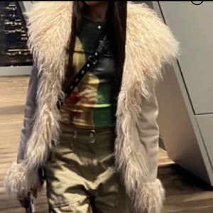 Pälsjacka  - Säljer denna jacka från Urban Outfiters. Storlek S