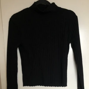 Tröja  - Denna tröjan är från Ginatricot och är i väldigt fint skick då den inte kommit till användning särkilt mycket. Men den är super fin och har lite polo. Den är ribbad och i lite tjockare material. Den sitter lite tightare. Små fina detaljer längst ner💞💞