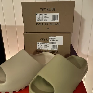 Yeezy slide bone & resin - Helt nya slides storlek 42 på båda paren, 1600kr för bone (vänster) och 1100kr för resin (höger) frakt tillkommer alt. Mötas upp i Karlstad/kristinehamn