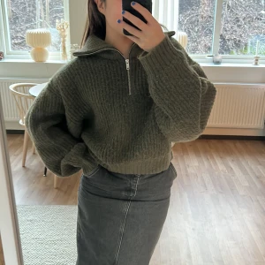 Stickad tröja med halvzip - ❗️garderobsrensning ❗️ säljer denna stickade tröjan från ginatricot. Så fin och mysig! Strl L men passar mig som är 34-36🤍