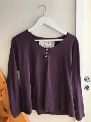 Långärmad tröja - Köpte denna på secondhand och det står tyvärr ingen storlek på den men skulle uppskatta den till en M.