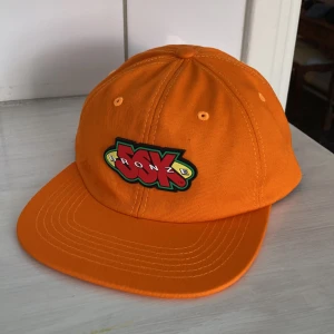 Bronze 56k skate keps  - Säljer denna bronze keps jag köpte från junkyard som inte passar mig! Helt oanvänd! Färgen e lite mer orange i verkligheten än på bild vilket bara e snyggt enligt mig! 