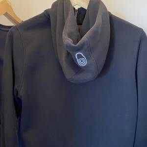 Sailracing zip hoodie strorkel 170. Använd men i fint skick säljes då den är förliten.