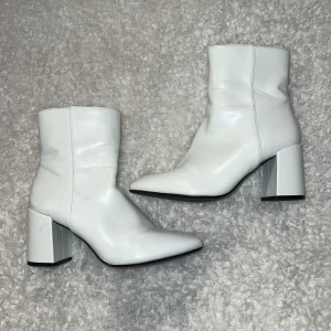 Vita stövletter - Världens snyggaste vita stövletter i storlek 38. 😻 ❌ Finns tyvärr små fläckar på den högra skon (se bild 2) samt mindre repor och slitningar. ❌