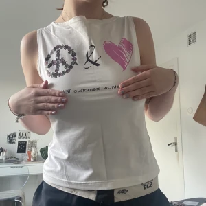 Y2k topp💖💖 - Supersöt moschino jeans linne✨ Köpt på Sellpy men kommer tyvärr inte till användning… Passar S-L beroende på hur man vill att den sitter🫶