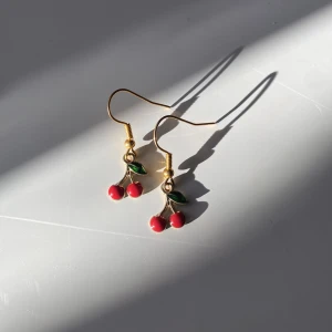 Örhängen  - Små söta körsbärs örhängen 😍🍒40kr och jag står för frakten 🫶🏼