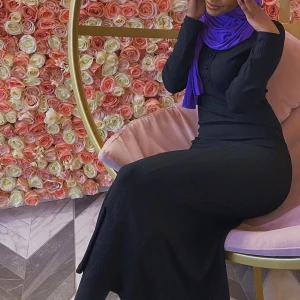 Svart klänning - Klänning är nedanför knäna och är av tunn material. Passar perfekt till sommaren. Köpt från NA-KD