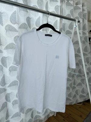 Acne t-shirt  - Säljer en snygg Acne T-shirt. Storlek M. Tröjan är i använd men i bra skick! Skriv om du är intresserad eller har frågor🌟