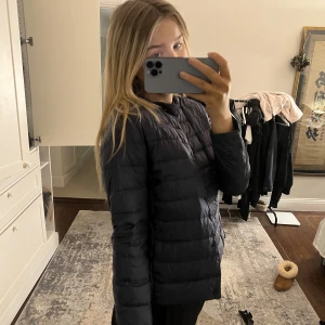 Uniqlo dunjacka - Köpt för ungefär 800kr, används fåtal gånger så inga slitningar finns! Perfekt tunn dunjacka till våren, Strl S.
