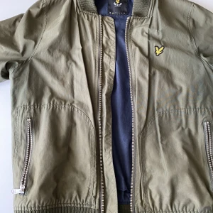 Vårjacka! - En grön tunn Lyle & scott jacka! Storlek S den är lite för liten för mig .