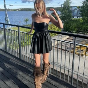 Skinnklänning - Asball skinnklänning med silverdetaljer från zara, endast använd en gång.