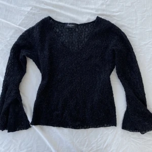 Långärmad topp  - Vacker långärmad topp med vida ärmar från Tendance. Storleken uppskattas till XS. Lite stickig om man inte har något under. Köps via Swish eller köp nu 💋