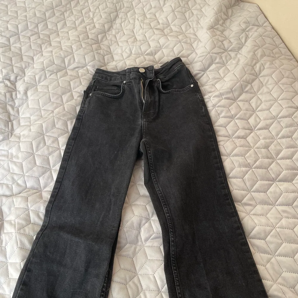 Svarta jeans från never Denim. Stl 24 i midjan. Mycket bra skick, inga defekter. Köparen står för frakten! Köpta för ca 700kr tror jag. . Jeans & Byxor.