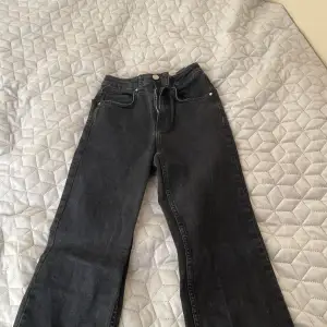 Svarta jeans från never Denim. Stl 24 i midjan. Mycket bra skick, inga defekter. Köparen står för frakten! Köpta för ca 700kr tror jag. 
