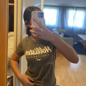 Hollister T-shirt  - Säljer min hollister t-shirt! Väldigt skön! Enkel och luftig! Fint skick!😍🌸