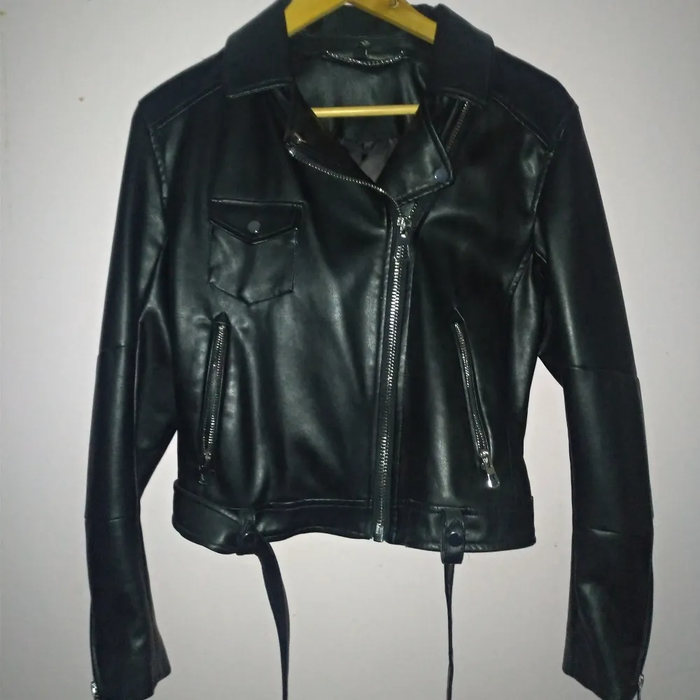 Black leather jacket, barely used, good condition. Jackor.