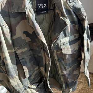Militärjacka med avtagbart innefoder från Zara