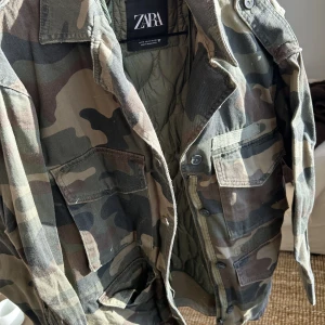 Jacka Zara - Militärjacka med avtagbart innefoder från Zara