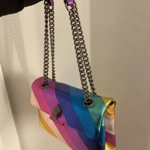 Kurt Geiger Väska - Intressekoll på min Kurt Geiger väska! Storleken är mellan!  Säljer endast vid bra bud! Buda från 1700