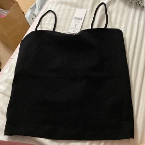 Nytt svart Gina Tricot linne - En jättefint Gina Tricot linne som är helt oanvänd dvs ny. Säljer då den är för liten på mig. Är i storlek S. Nypris:99kr. Köparen står för frakten ❤️