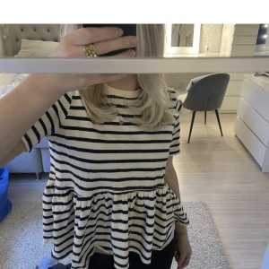 Randig zara tröja  - Jättefin randig tröja från zara som var väldigt trendig för ett tag sen🙌🏼 Endast andvänd någon enstaka gång💞 Storlek S men passar XS-M🙌🏼💞