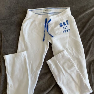 Lågmidjade mjukisbyxor - Lågmidjade mjukisbyxor med cool detalj på framsidan💙💙💙💙från Abercrombie KIDS (när jag mätte dem var innerbenslängden runt 70 cm!)❤️                                                         De har en liten fläck längst ned på ena benet som visas på bild 3 ❤️❤️