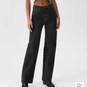 Säljer mina svarta raka pull & bear jeans i storlek 36 med gulaktiga sömmar!  Aldrig använda så prislappen är kvar och de är i nyskick! De var tyvärr för små för mig och glömde att returnera dom. Super snygga och var bra i längden för mig som är 177 cm