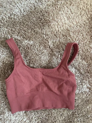 Sport-bh - Superfin sport-bh från aimn i storlek XS. En riktig favorit och så fin färg! Säljer pga lite för liten.
