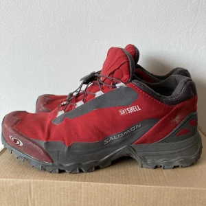 Salomon kängor  - Salomon seamless soft shell skor. Lite slitna på sidorna men annars i gott skick! 