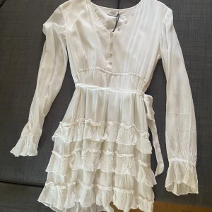 Vit klänning  - Helt oanvänd klänning vilket jag köpte till en sommar avslutning som inte blev av. Den är lätt och passar till vår/sommar och har ett band som kan knytas vid midjan :) Nypris: 650 pris kan diskuteras 