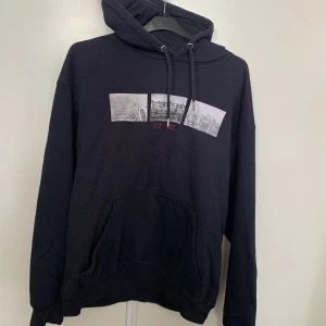 New york hoodie  - En basic hoodie, har använt den ganska mycket, den är i använt skick. Köpt från Zalando gör 249kr