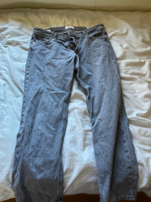 Jack and Jones - Gråa jeans - Modell: JJCHRIS original. Straigt leg. Grey denim. Storlek: 34/30. Provat dom på cirka 1 gång, så jättebra skick. Nypris: 599 kr.
