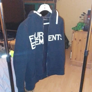 Four Elements  - Luvtröja Four Elements Size M/S  I fint skick  Dragkedja 