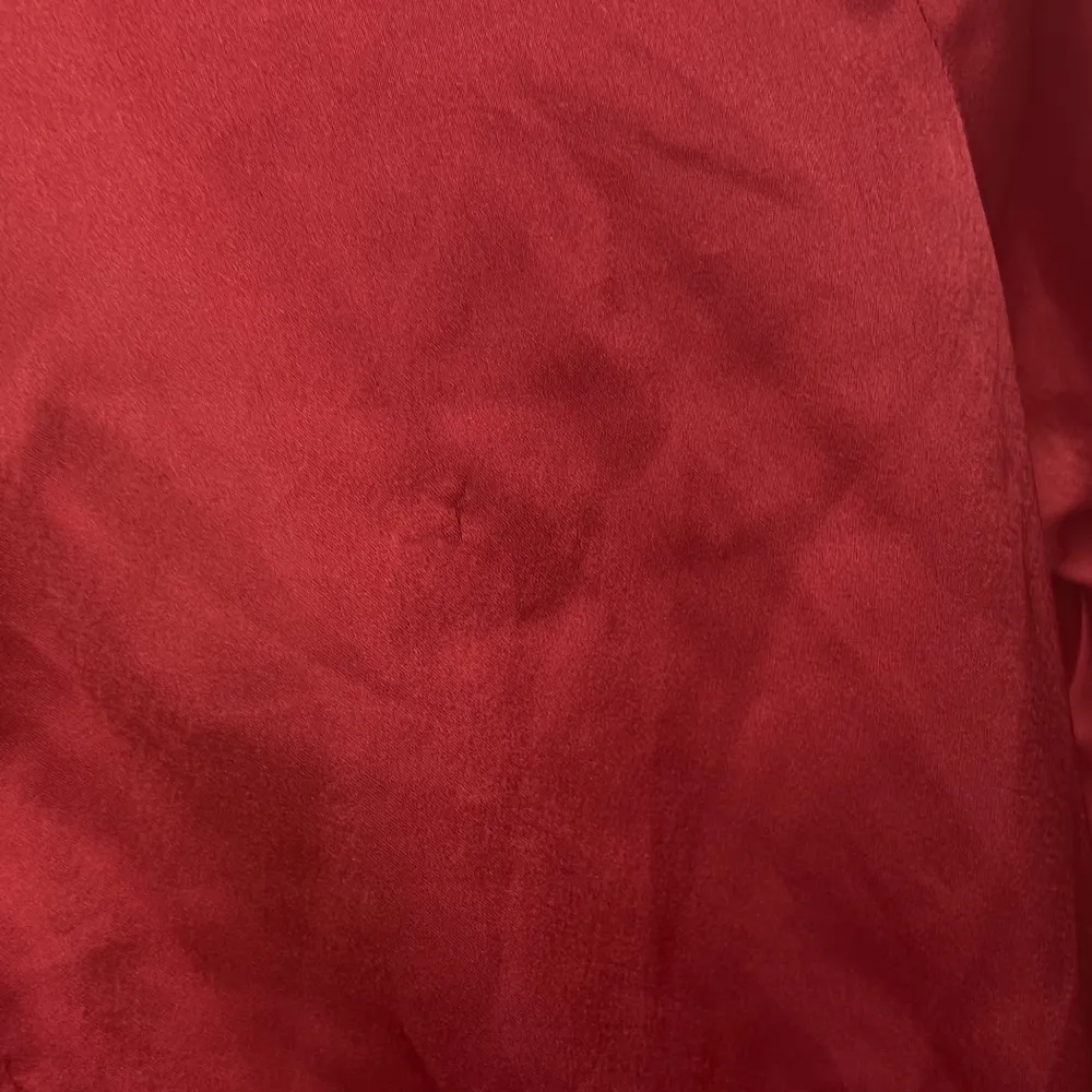 Superfin röd omlottklänning från Gina Tricot i storlek 34. ❌En liten slitning i ryggen, se bild två! ❌. Klänningar.