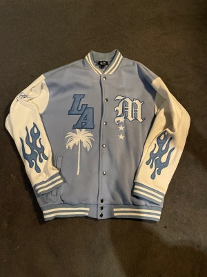 Varsity jacket - Varsity jacka från Boohooman med LA tryck. Använd kanske 5 gånger så inget slitage över huvudtaget  Står Xs men sitter som en S Nypris 500