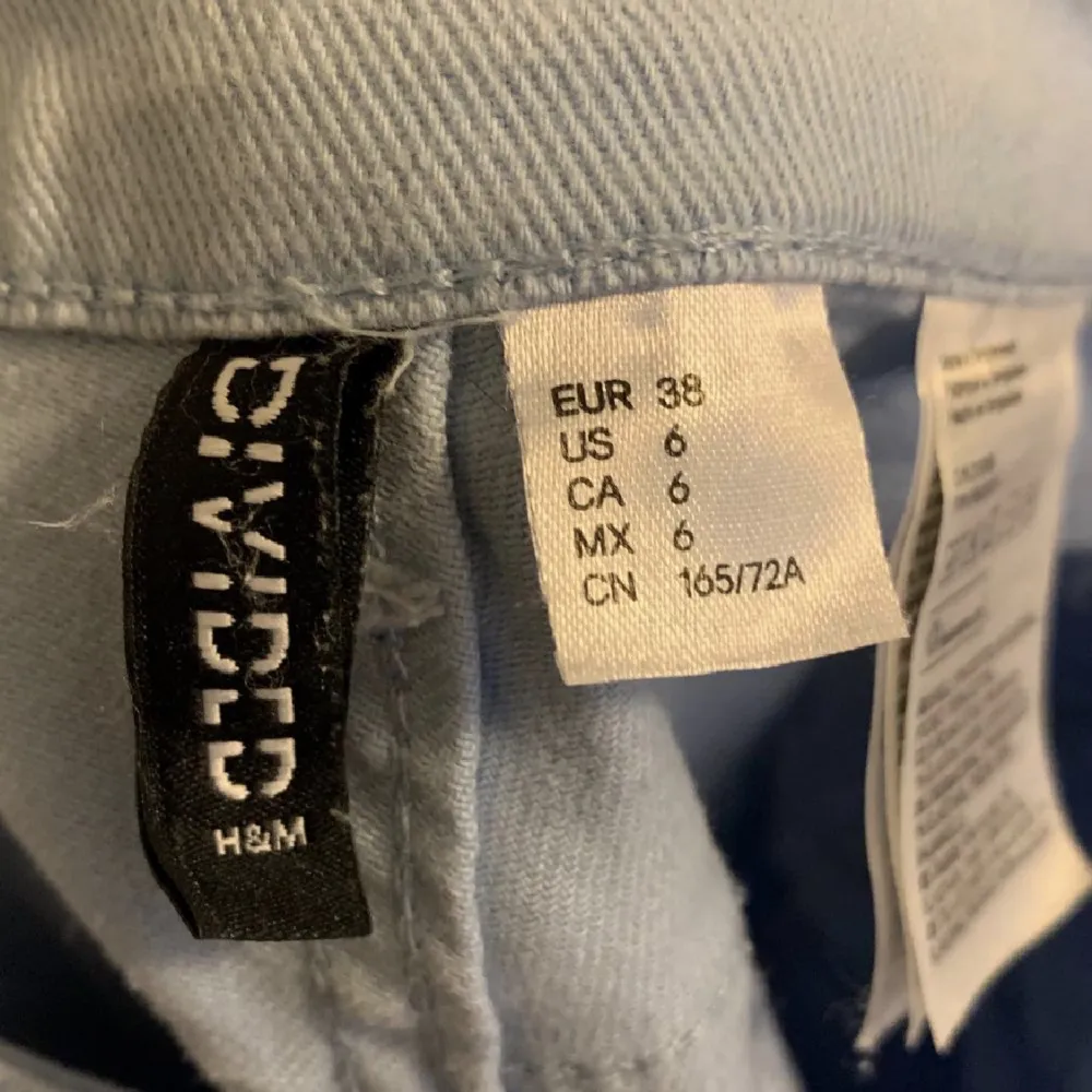 Jeans från HM i storlek 38💙 Använda men i bra skick! Köptes för 150kr säljer för 75+frakt!. Jeans & Byxor.