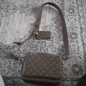 T - Tjena säljer min lv väska köpte den för 6 månader sen använder ej den länger 