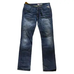 Snygga jeans från märket replay Midjemått 84cm Innerbenslängd 84cm 