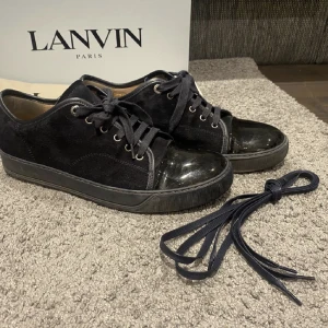 Lanvin - Hej nu säljer jag dessa skitsnygga lanvins i väldigt fin färg! Skick 8/10. Uk 7 vilket motsvarar 41-42! Allt og medföljer. Vid frågor eller funderingar är det bara att höra av dig!🤝