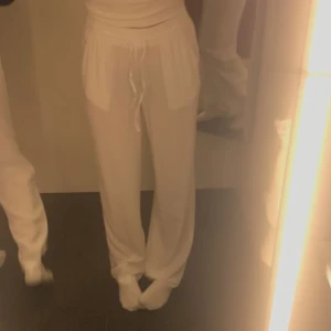 Vita linnebyxor - Säljer mina vita linne byxor som jag köpte från Gina Young i somras. De är i storlek 164 och passar mig som är 165 väldigt bra. De är midwaist! Jag säljer de för 100 kr +frakt.