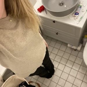 T-shirt - Säljer denna jättefina stickade t-shirt från Lindex som liknar Soft goat väldigt mycket❤️ köpt för ungefär 400 säljer för 250 om det är många som är intresserade så lägger jag budgivning säljer pågrund av att den inte kommer till användning❤️ Stolek S💕