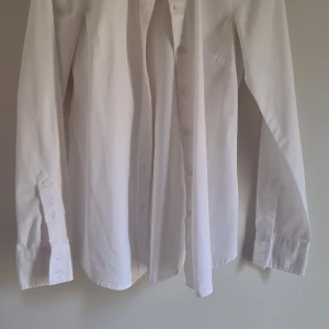 Vit skjorta - Vit skjorta i väldigt fint skick från märket Stockh lm